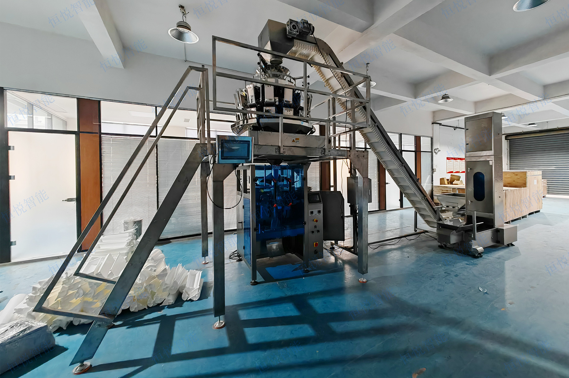 自動(dòng)稱重包裝機(jī)是一種將高精度稱重計(jì)量裝置與立式包裝機(jī)或給袋式包裝機(jī)相結(jié) 自動(dòng)稱重包裝機(jī)是一種將高精度稱重計(jì)量裝置與立式包裝機(jī)或給袋式包裝機(jī)相結(jié)