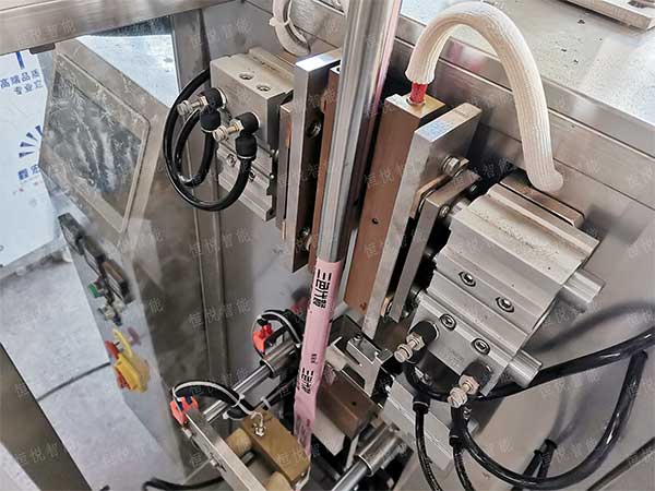 全自動立式包裝機(jī)調(diào)試應(yīng)注意的幾個方面
