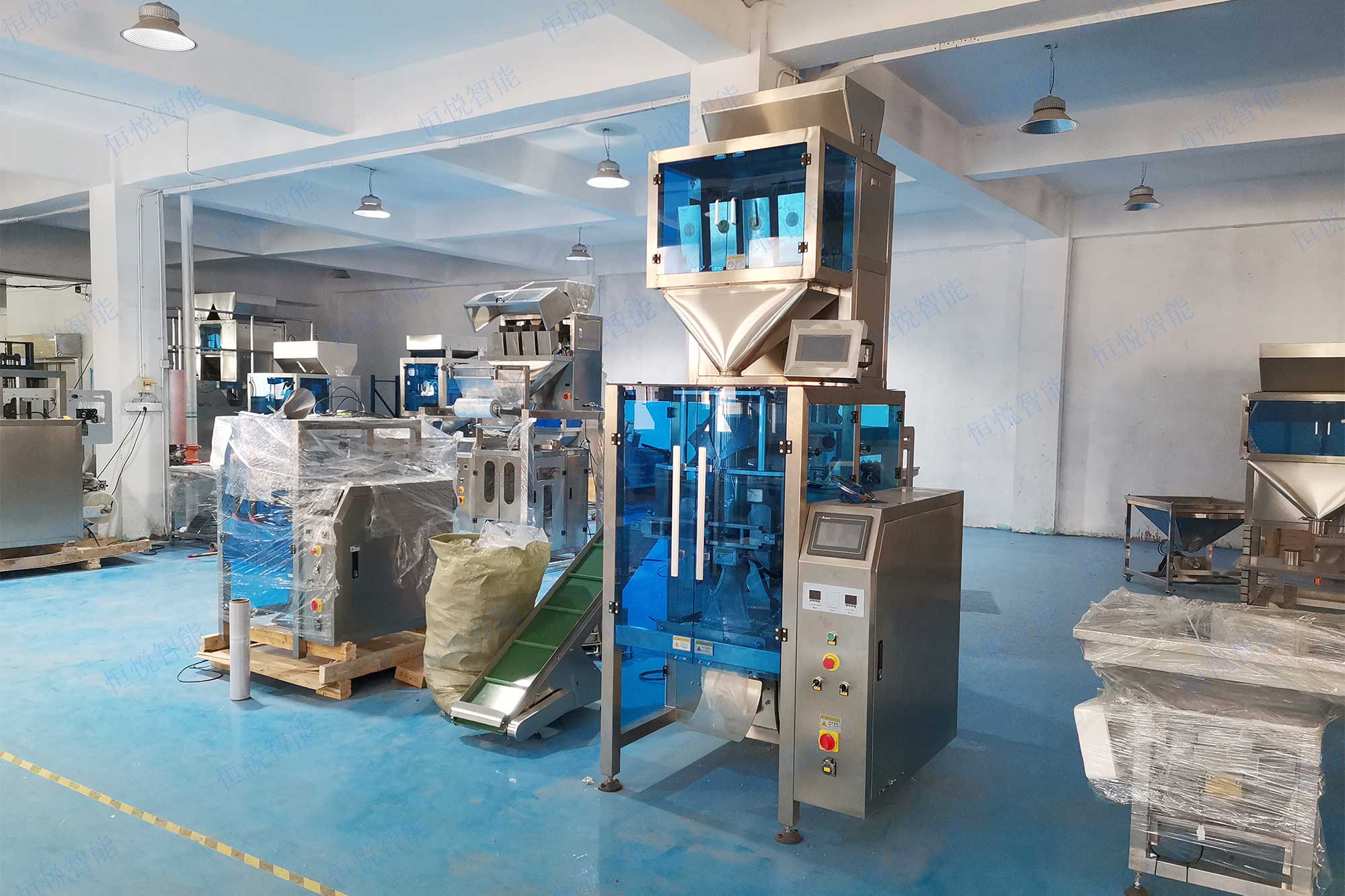 全自動顆粒稱重包裝機械設(shè)備是一種機械給料裝置與傳感器稱重裝置結(jié)合的一種定量裝袋機械